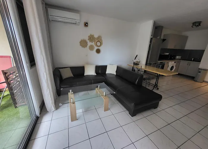 Air Conditioned 270m From Apartment *