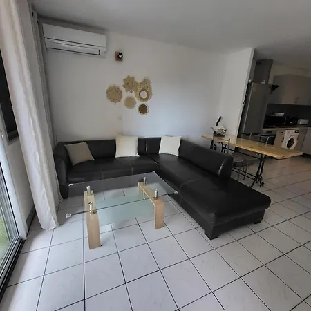 Air Conditioned 270m From Apartment *